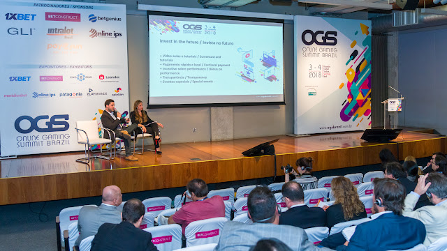 Foto de palestra com público durante a realização do congresso OGS Online Gaming Summint Brazil